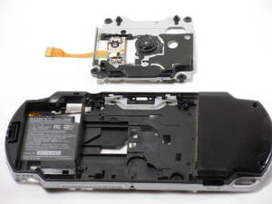 SERVIS PSP 2000/3000 výmena UMD mechaniky